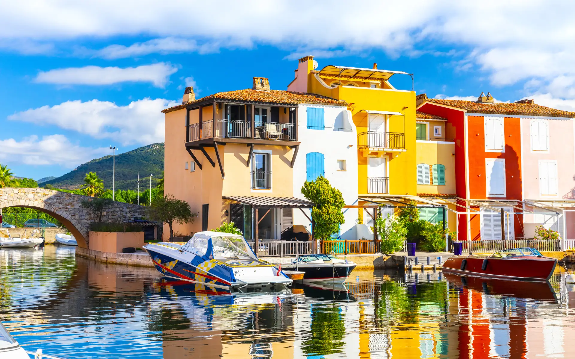 Grimaud maisons bateaux colores