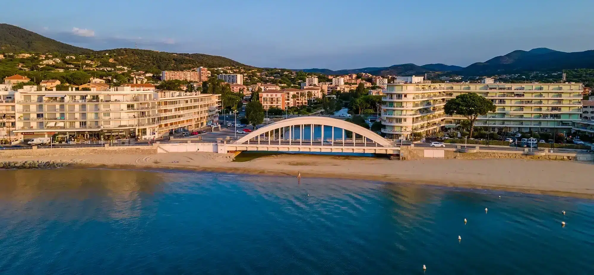 Vue aerienne Sainte Maxime front de mer pont celebre Cote dAzur Sud France